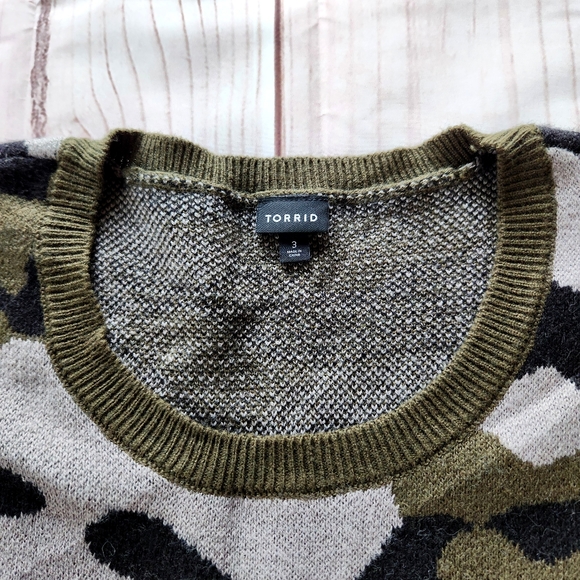 Torrid "Pullover Drop Shoulder Sweater" Green Camo Crew Neck | Women's Size 3X - Picture 4 of 10